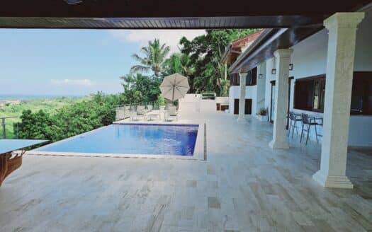 Villa de 8 habitaciones con vista al océano en una colina