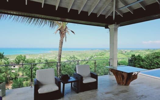 Villa de 8 habitaciones con vista al océano en una colina