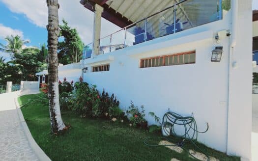 Villa de 8 habitaciones con vista al océano en una colina
