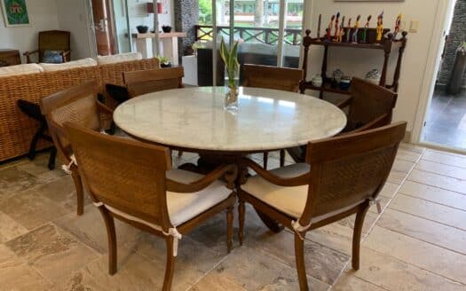 Incredible condo with contemporary design in an exclusive area