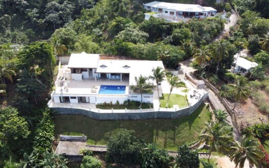 Villa de 8 habitaciones con vista al océano en una colina