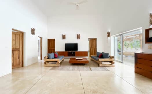 Hermosa casa estilo caribeño en comunidad frente al mar