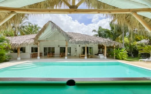 Hermosa casa estilo caribeño en comunidad frente al mar