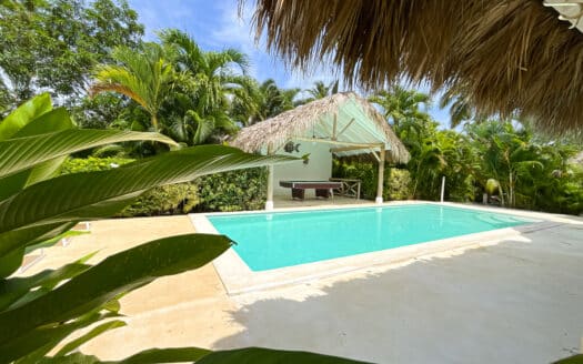 Hermosa casa estilo caribeño en comunidad frente al mar
