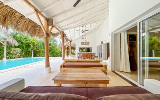 Hermosa casa estilo caribeño en comunidad frente al mar