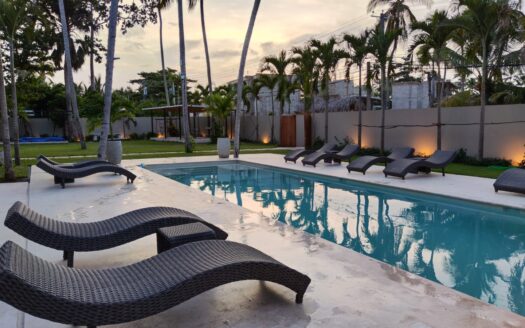 Extraordinary villa with a modern Caribbean style