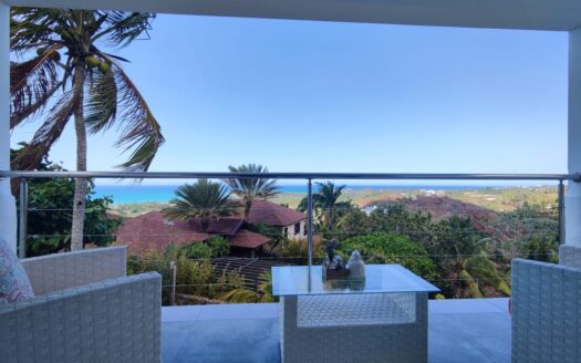 Villa con vista al océano en las colinas con costos muy bajos para propietarios