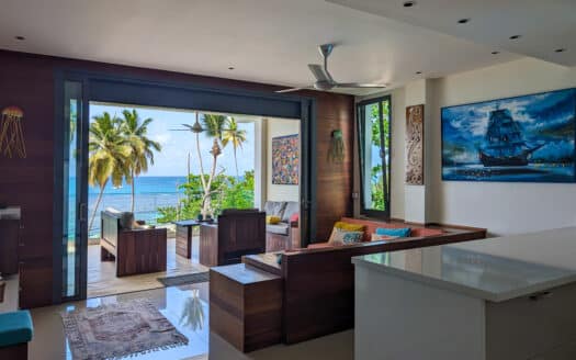 Luxurious Beachfront Penthouse with Rooftop