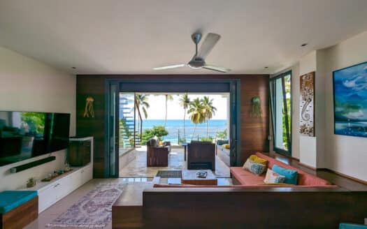 Luxurious Beachfront Penthouse with Rooftop