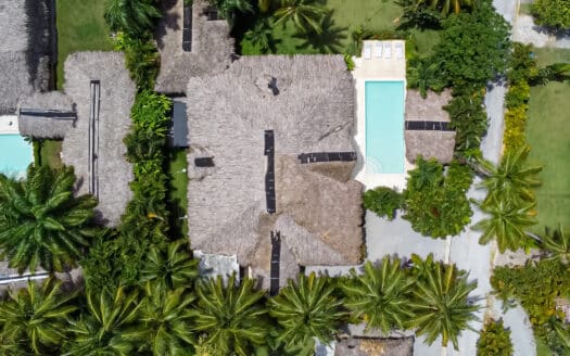 Hermosa casa estilo caribeño en comunidad frente al mar