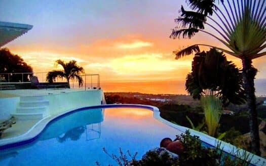 Villa con jardín tropical y vistas al océano