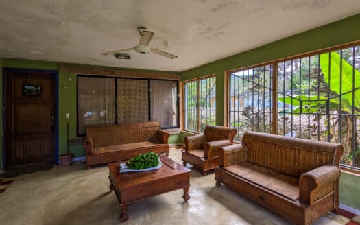 Da vida a tu visión con esta villa lista para renovación
