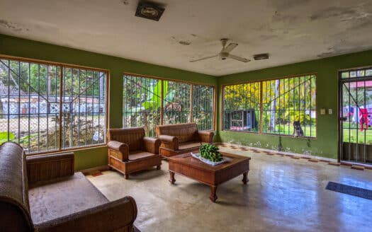 Da vida a tu visión con esta villa lista para renovación