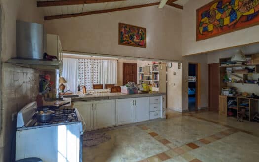 Da vida a tu visión con esta villa lista para renovación