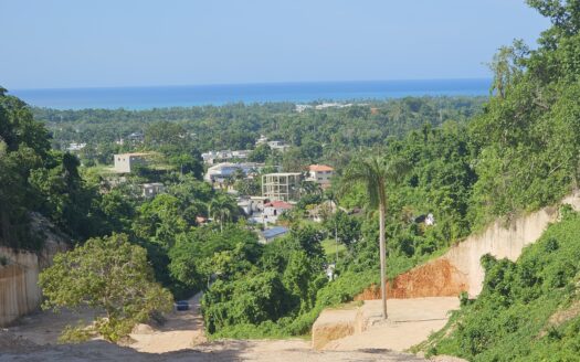 Lote cerca del pueblo con gran vista al mar