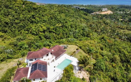 Asombrosa villa de 4 habitaciones con vista al océano y a la montaña