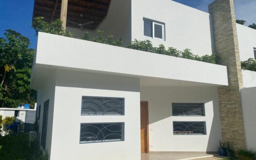 New townhouses steps to Las Ballenas