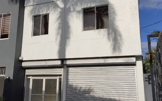 Building with commercial local in the center